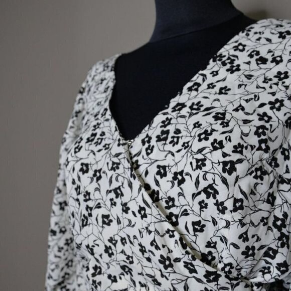 NWT ASTR Ivory Black Ditsy Wrap Blouse Sz M - Picture 5 of 9